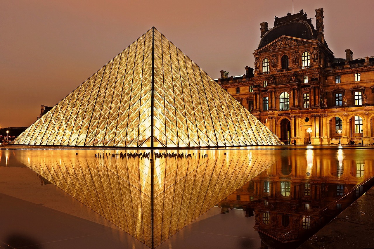 The Louvre| Paris in Autumn | Backpacking with Bacon