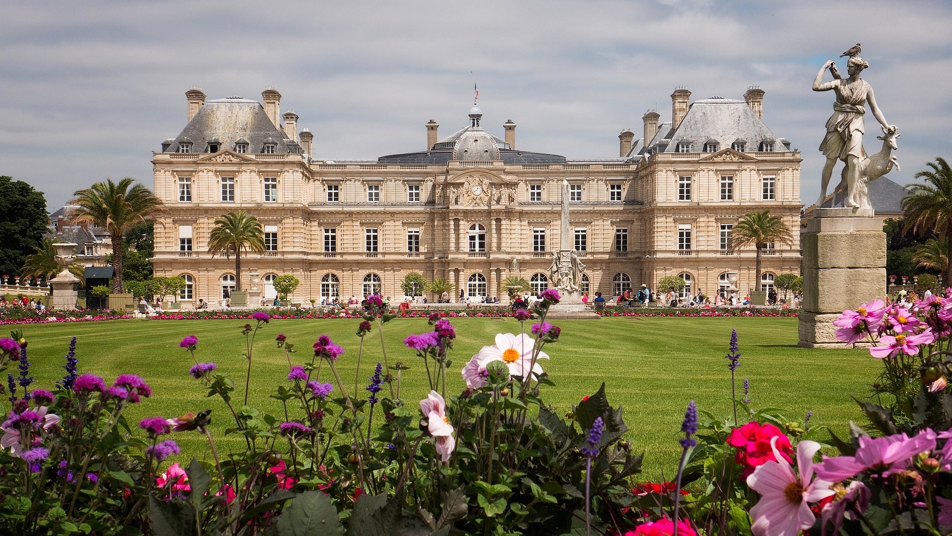 Parisian Gardens | Paris in Autumn | Backpacking with Bacon